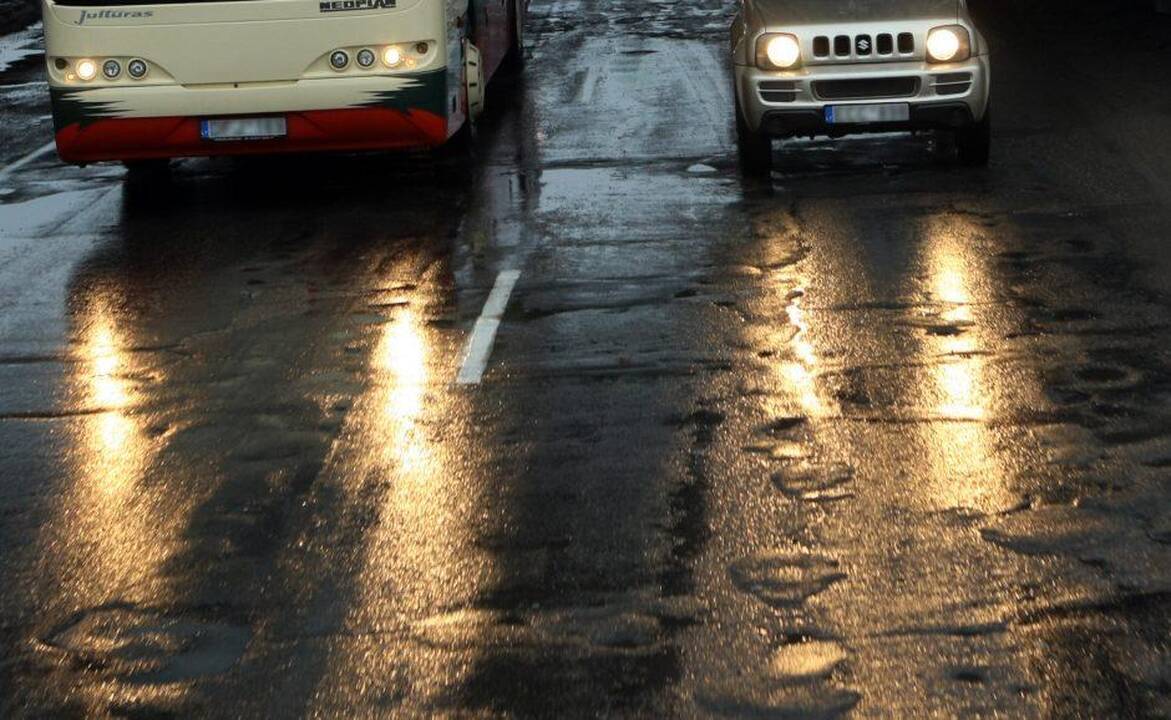 Įspėja: keliuose yra slidžių ruožų, galimas plikledis