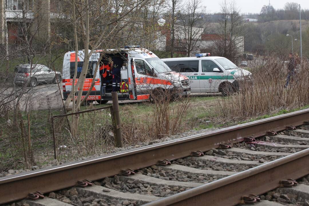 Tragedija Joniškio raj.: sužalotas ant traukinio bėgių sėdėjęs jaunas vyras ligoninėje mirė