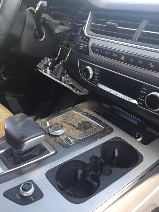 Vaizdas: kauniečiai skundžiasi, kad vis dažniau randa automobilius su išdaužytais stiklais.