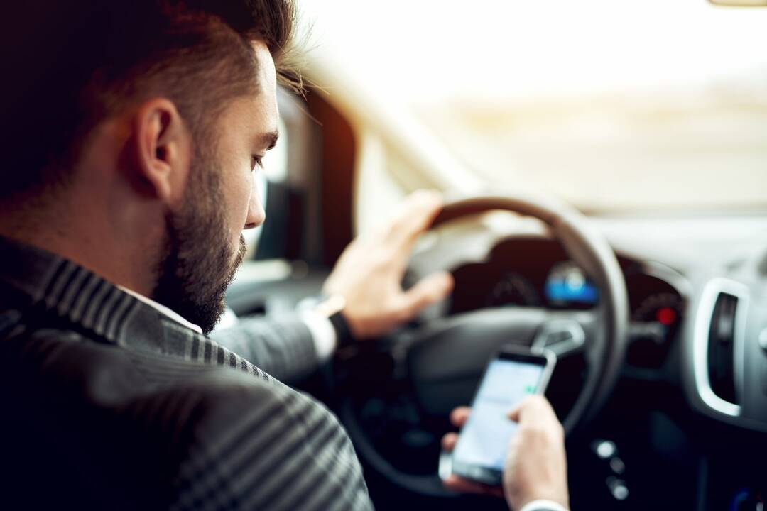 Už telefoną rankose nubausta beveik 26 tūkst. vairuotojų: policija ragina „nežvairuoti“