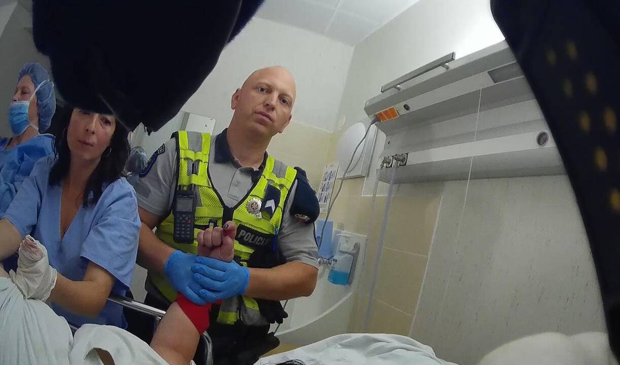 Šiaulių policijos patruliai teikė pagalbą agresyviai gimdyvei