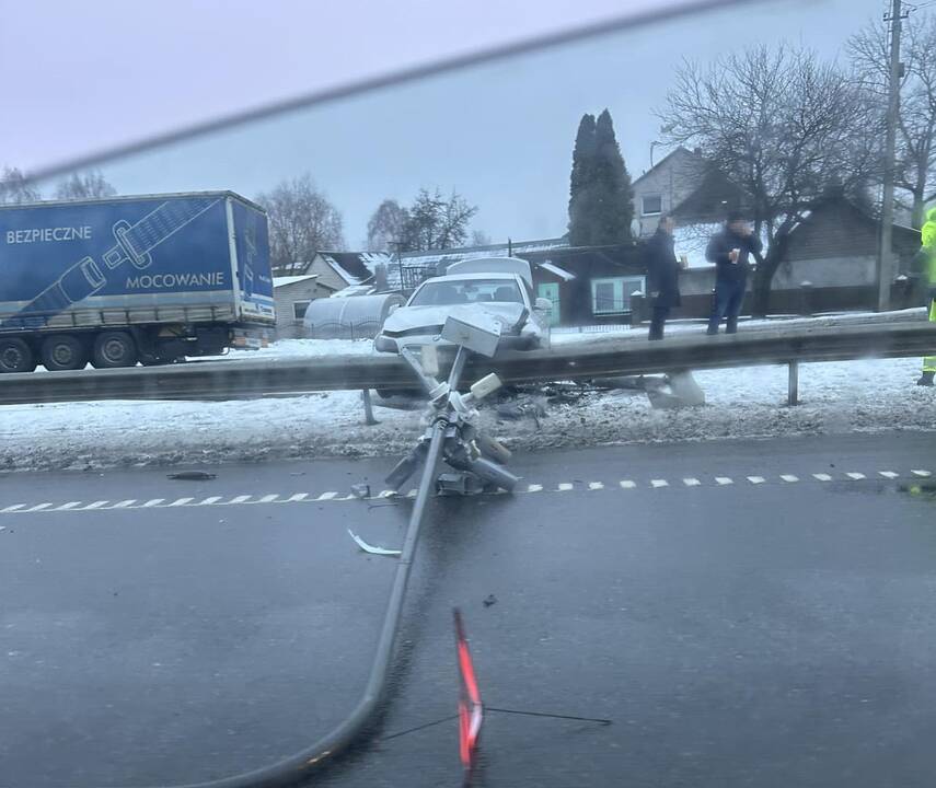 Avarija Ateities plente: BMW nuskynė kamerų „inkilą“
