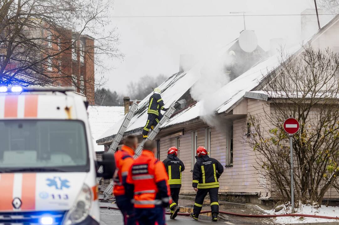 Gaisras Vilniaus Užupyje – užsiliepsnojo medinis namas