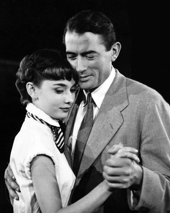  Pavyzdys: po filmo "Sabrina", kuriame pagrindinį vaidmenį atlikusi A.Hepburn dėvėjo Hubert'o de Givenchy rūbus, išpopuliarėjo ir aktorės suknelių silueatai, ir pats dizaineris.