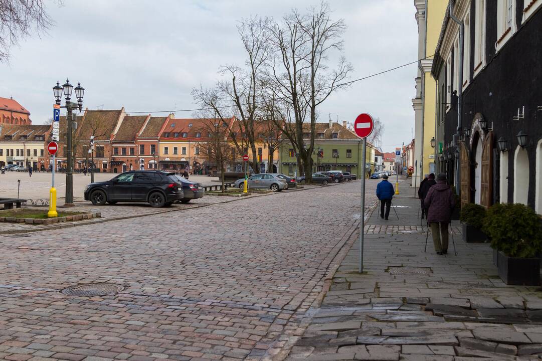 Nepaiso: kai kurie vairuotojai Rotušės aikštėje važiuoja prieš eismą.