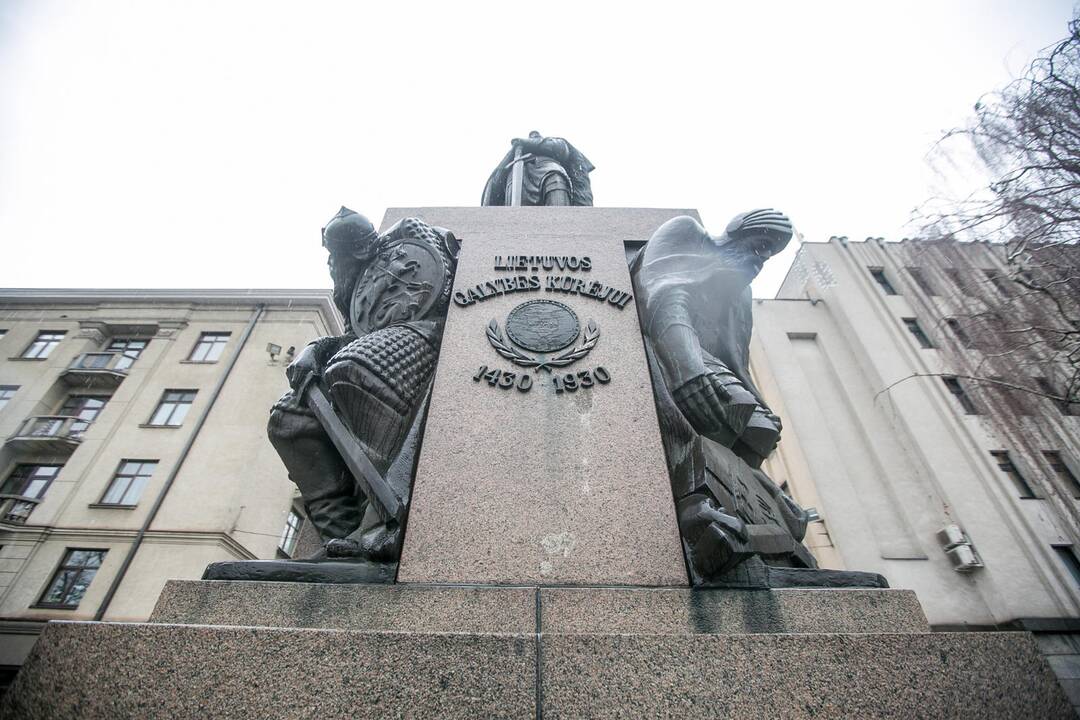 Tikslas: menininkas V.Jakas viliasi užkurti žmones diskusijai dėl paminklo vietos tinkamumo.