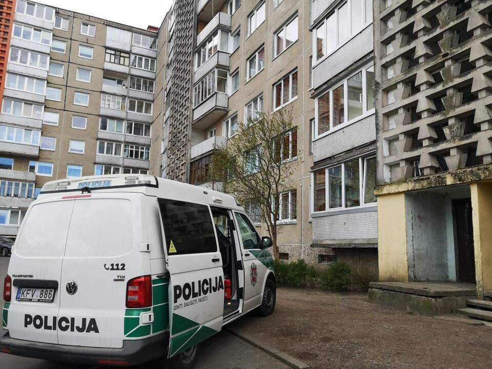 Mįslingas įvykis Vilniuje: daugiabučio kieme – kruvinas vyras be sąmonės