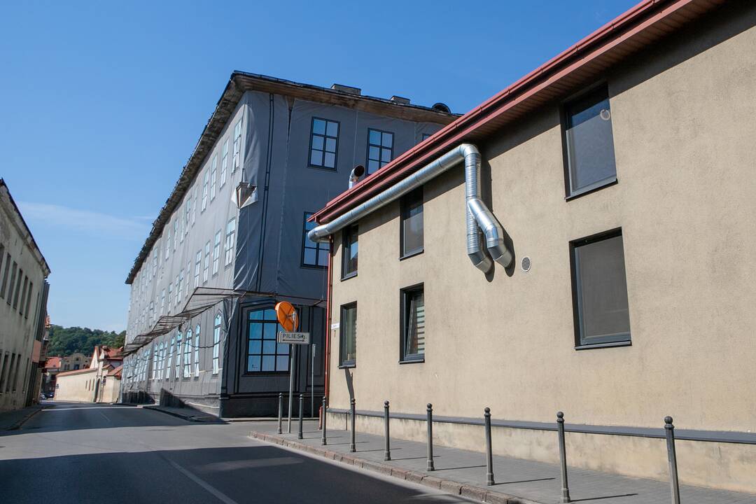 Nedera: ventiliacijos vamzdis darko istorinio Senamiesčio vaizdą.