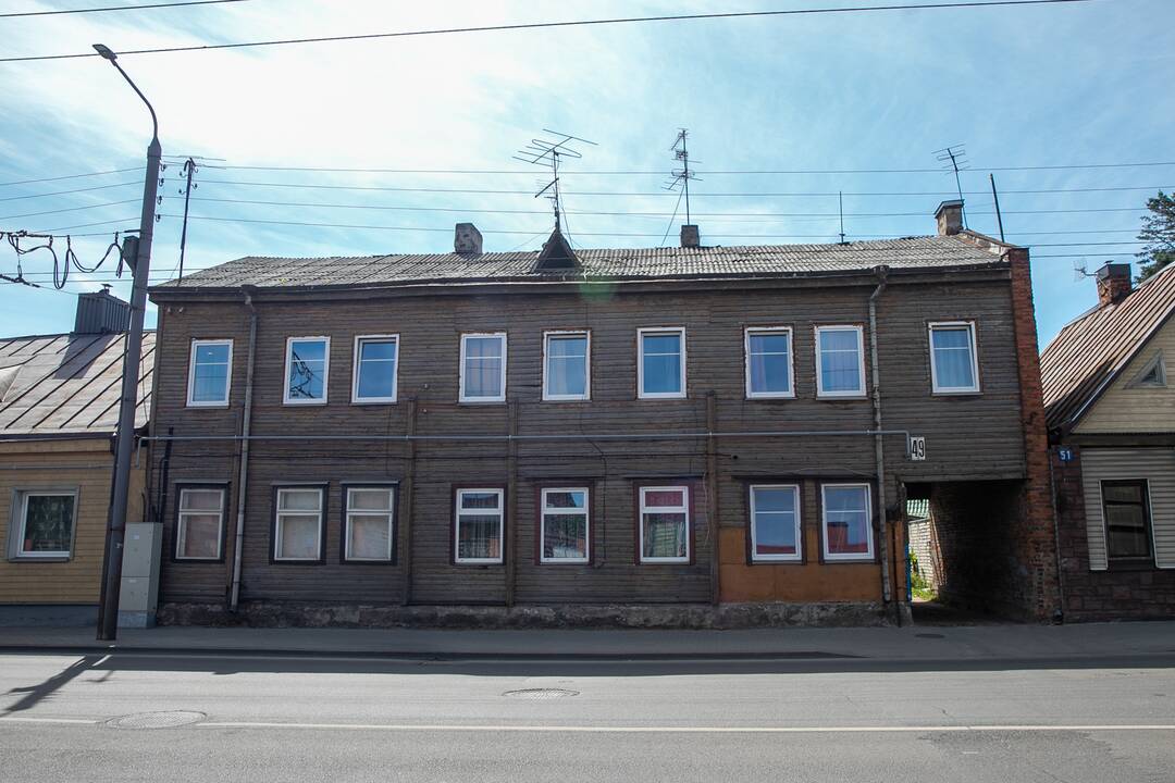 Nesutarimai: kaimynai tvirtina, kad ramybė baigėsi, kai Jurbarko g. 49-ame name kelis butus įsigijo M.Lesauskas.