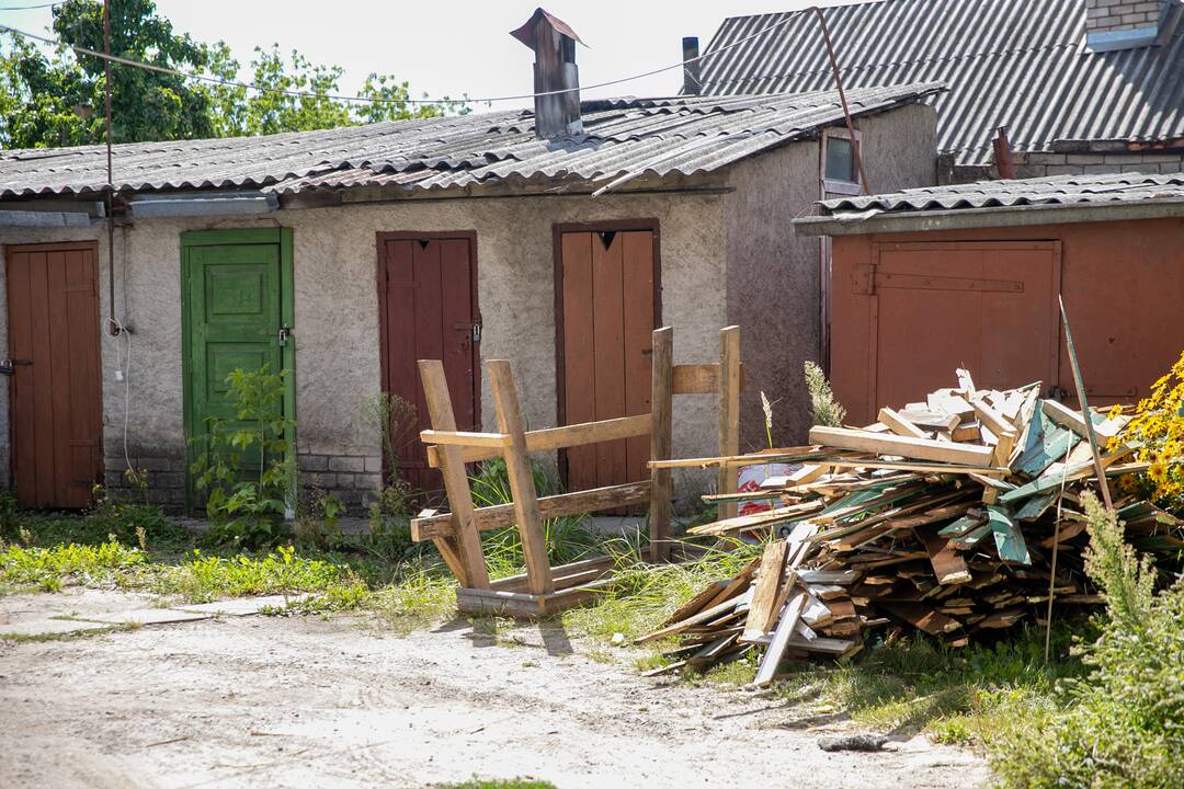 Nesutarimai: kaimynai tvirtina, kad ramybė baigėsi, kai Jurbarko g. 49-ame name kelis butus įsigijo M.Lesauskas.