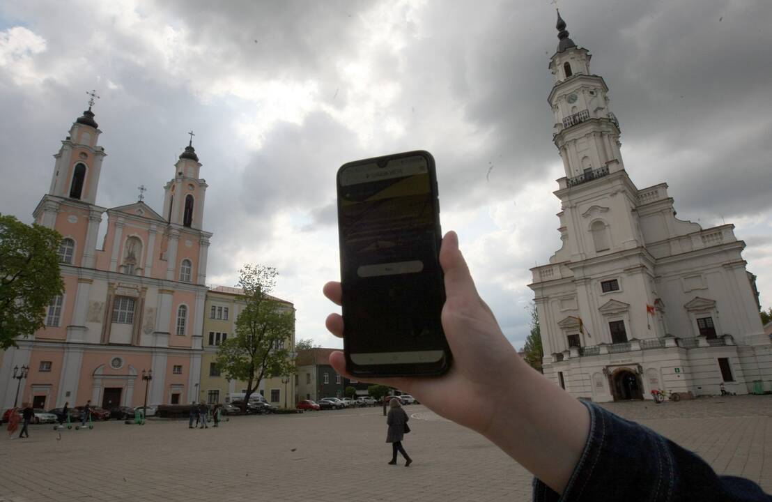 Tikslas: žaidimo organizatorių įspėtos, kad čia galima rasti reikalingų užuominų, Istorinės Prezidentūros kiemelyje atidarytą parodą atidžiai apžiūrinėjo šeimos.