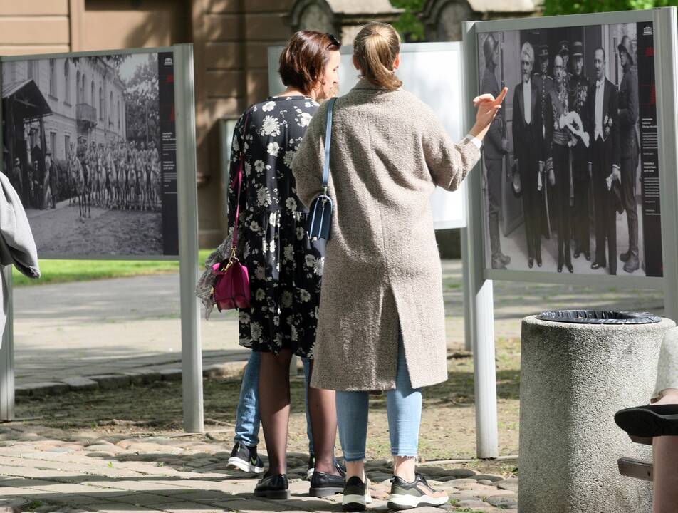 Tikslas: žaidimo organizatorių įspėtos, kad čia galima rasti reikalingų užuominų, Istorinės Prezidentūros kiemelyje atidarytą parodą atidžiai apžiūrinėjo šeimos.