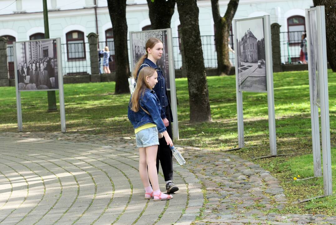 Tikslas: žaidimo organizatorių įspėtos, kad čia galima rasti reikalingų užuominų, Istorinės Prezidentūros kiemelyje atidarytą parodą atidžiai apžiūrinėjo šeimos.