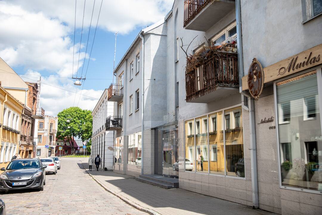 Kauno senamiestyje – šiukšlių pilnas balkonas