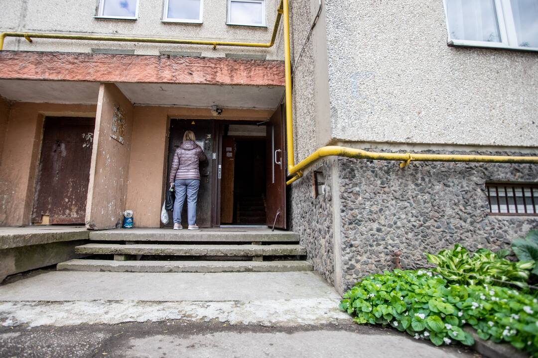 Skundas: gyventojai piktinasi, kad laiptinės remontuojamos nuo pernai gruodžio.