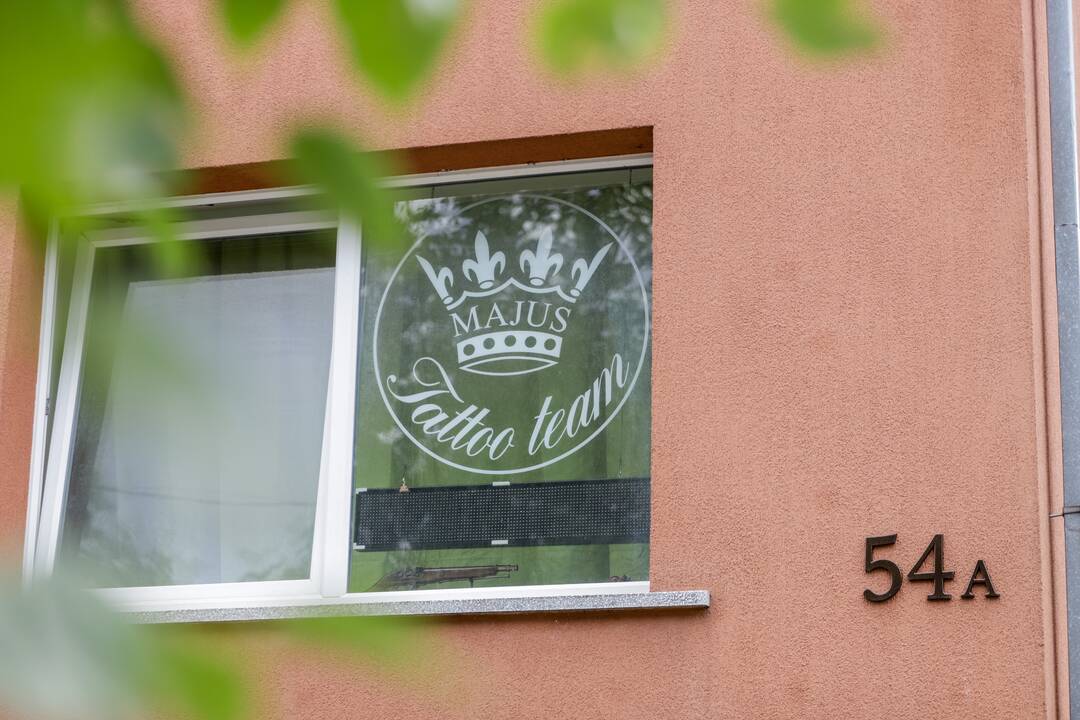 Laiškai: klientė pasakojo, kad tatuiruočių meistras įžeidinėjo ir siūlė kreiptis į plastikos chirurgus.