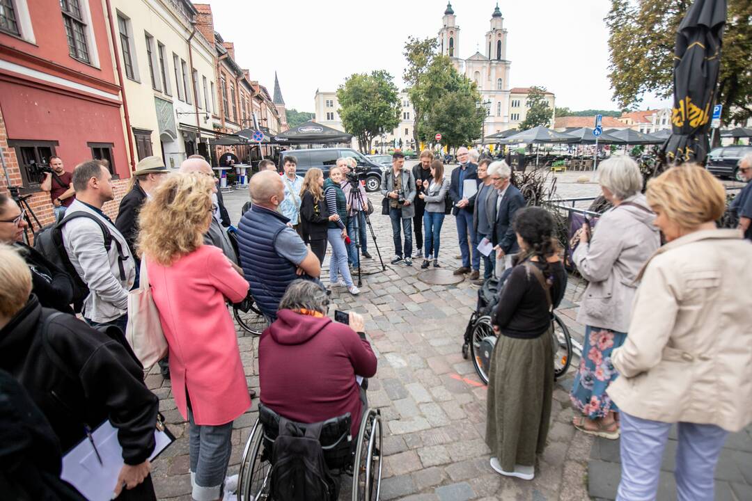 Pavyzdys: taip atrodys nupjauti ir naujai deginti akmenys, kuriais patogu judėti ir vežimėliais.