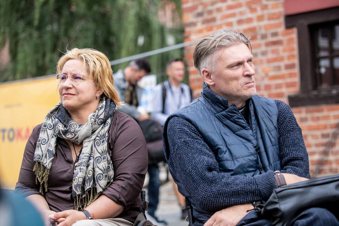 Pavyzdys: taip atrodys nupjauti ir naujai deginti akmenys, kuriais patogu judėti ir vežimėliais.