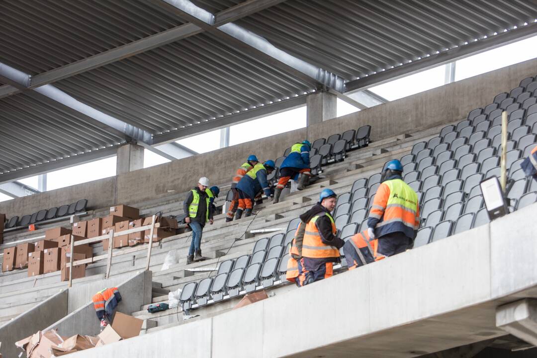 Darbai: Dariaus ir Girėno stadiono tribūnose jau montuojamos kėdės.