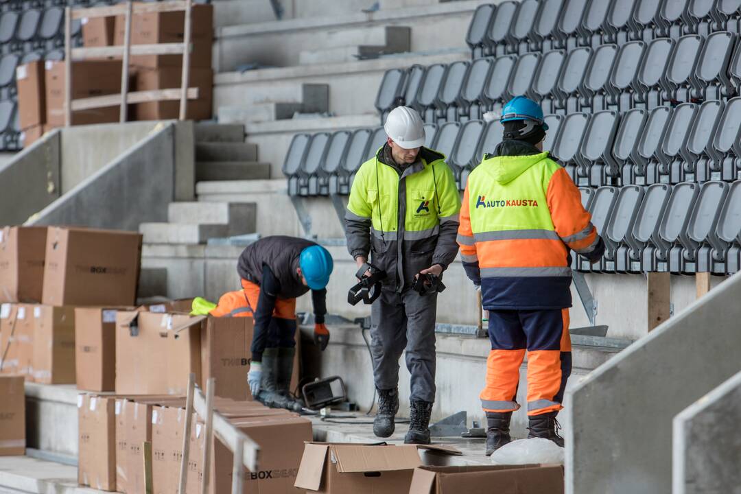 Darbai: Dariaus ir Girėno stadiono tribūnose jau montuojamos kėdės.