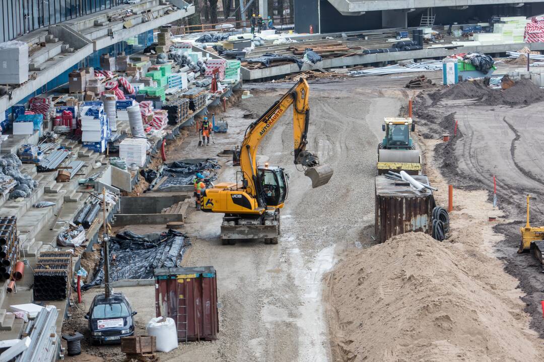 Darbai: Dariaus ir Girėno stadiono tribūnose jau montuojamos kėdės.