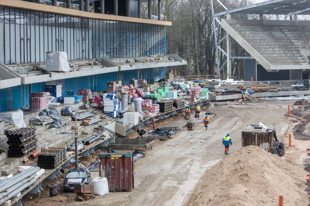 Darbai: Dariaus ir Girėno stadiono tribūnose jau montuojamos kėdės.