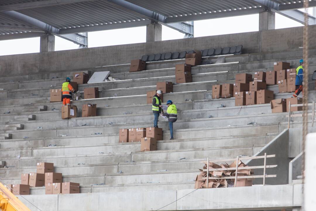 Darbai: Dariaus ir Girėno stadiono tribūnose jau montuojamos kėdės.