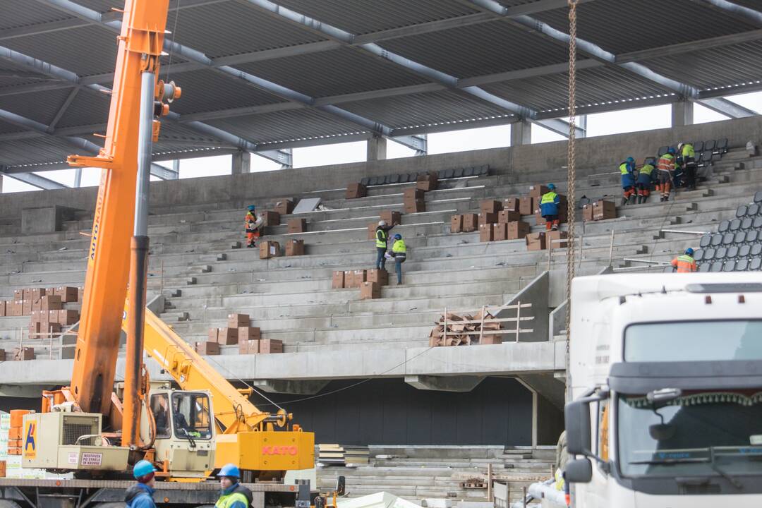 Darbai: Dariaus ir Girėno stadiono tribūnose jau montuojamos kėdės.