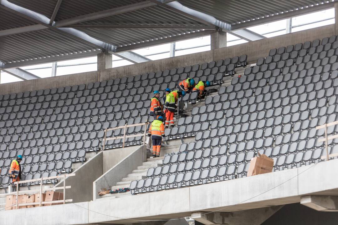 Darbai: Dariaus ir Girėno stadiono tribūnose jau montuojamos kėdės.