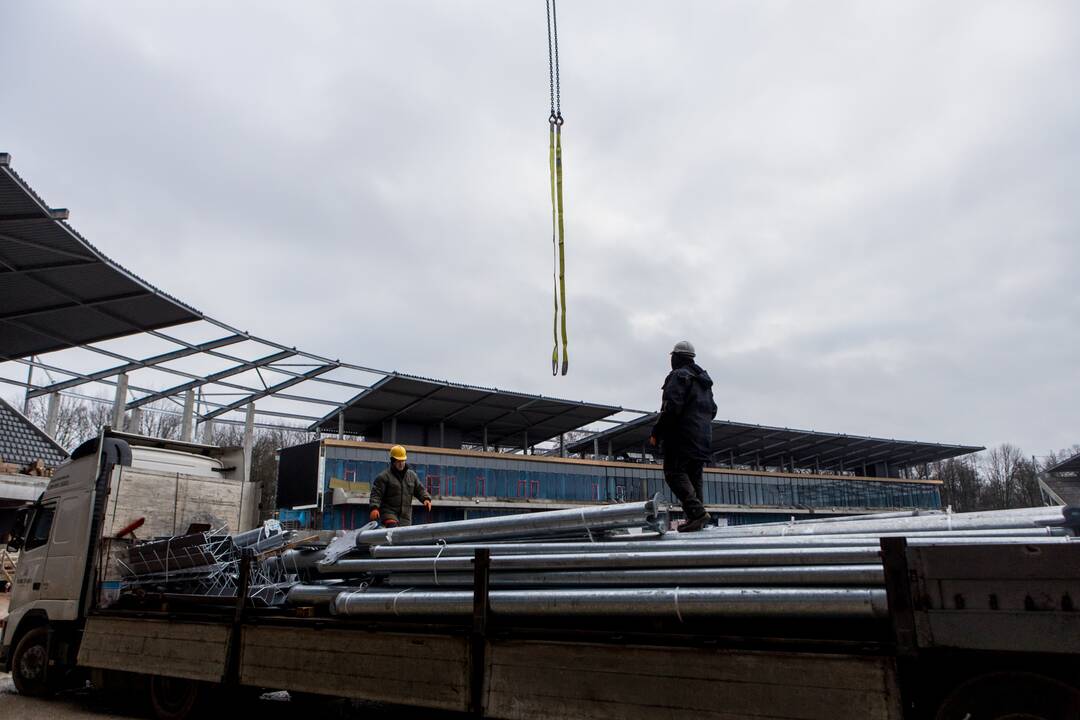 Darbai: Dariaus ir Girėno stadiono tribūnose jau montuojamos kėdės.