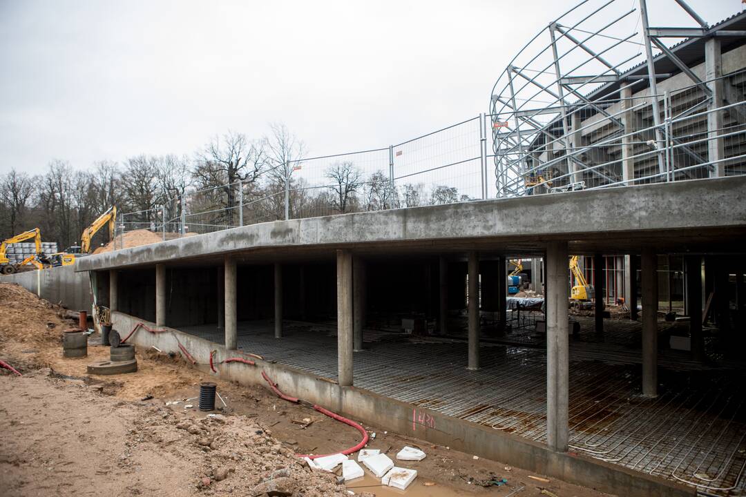 Darbai: Dariaus ir Girėno stadiono tribūnose jau montuojamos kėdės.