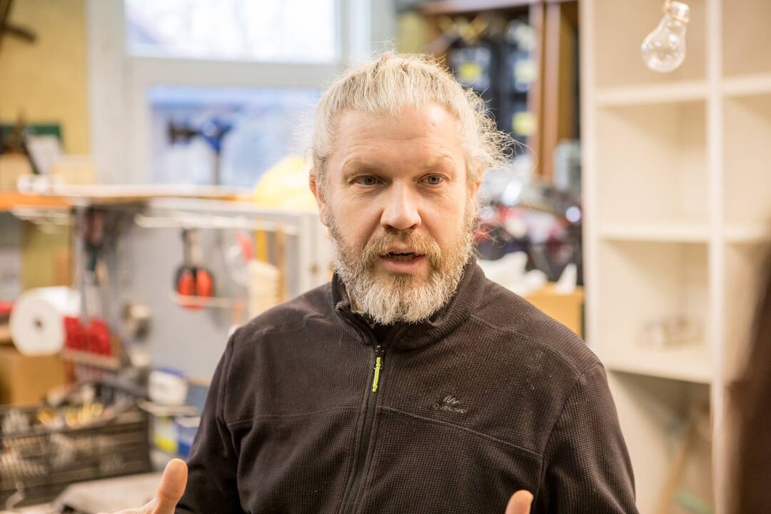 Pavyzdys: G.Bučas įsitikinęs, kad, gerai paieškojęs, kiekvienas iš mūsų rastų bent kelias priežastis, kodėl reikia išsivaduoti iš besaikio vartojimo.