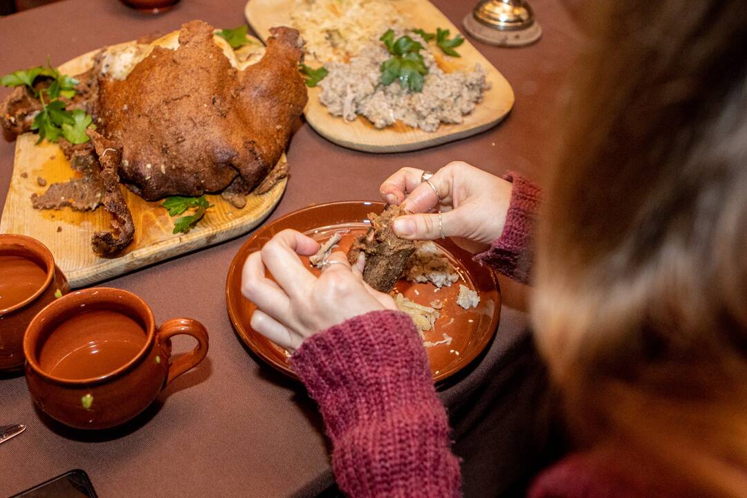 Paklausykite: D.Dubatauskienė įsitikinusi, kad istoriją būtina ne tik išgirsti, bet ir jos paragauti.
