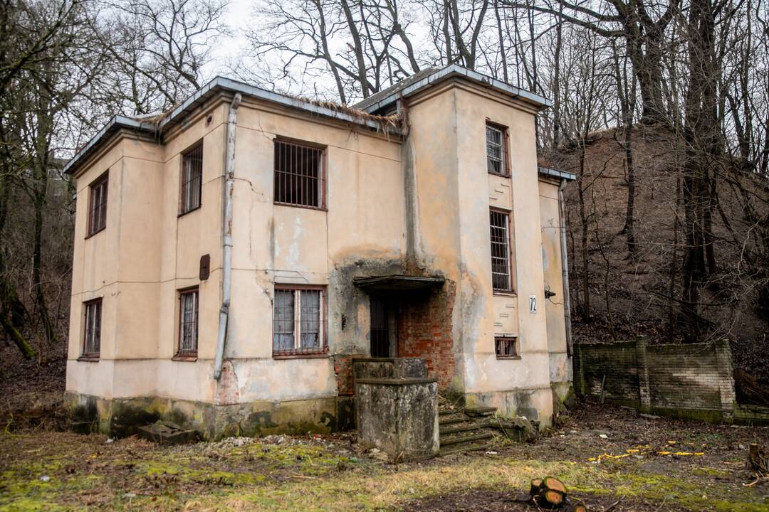 Slepia: Šv. Gertrūdos g. nenaudojamą pastatą bandoma pridengti tentais.