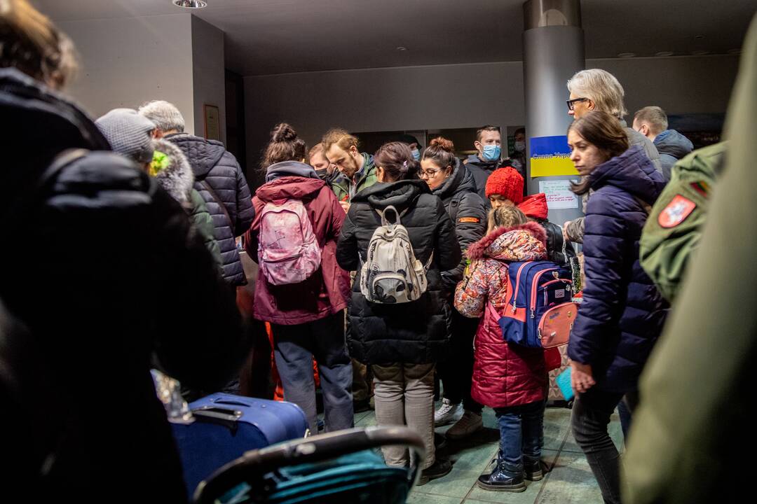 Laukiami: tarp praėjusį trečiadienį atvykusiųjų – daugiausia mamos ir vaikai.