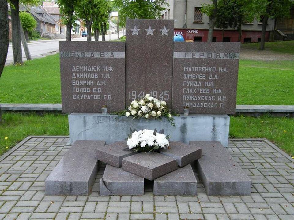 Nesaugoma: skulptūra „Karys“ nėra įrašyta į Kultūros paveldo registrą, tačiau saugoma kapinių vieta.