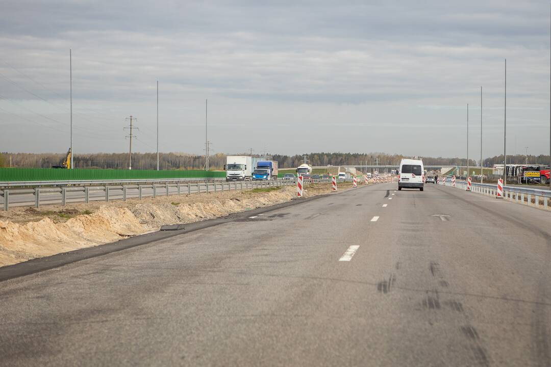 Nesaugu: išvažiuojant iš Giraitės nėra greitėjimo juostos.