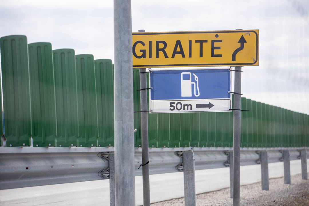 Nesaugu: išvažiuojant iš Giraitės nėra greitėjimo juostos.