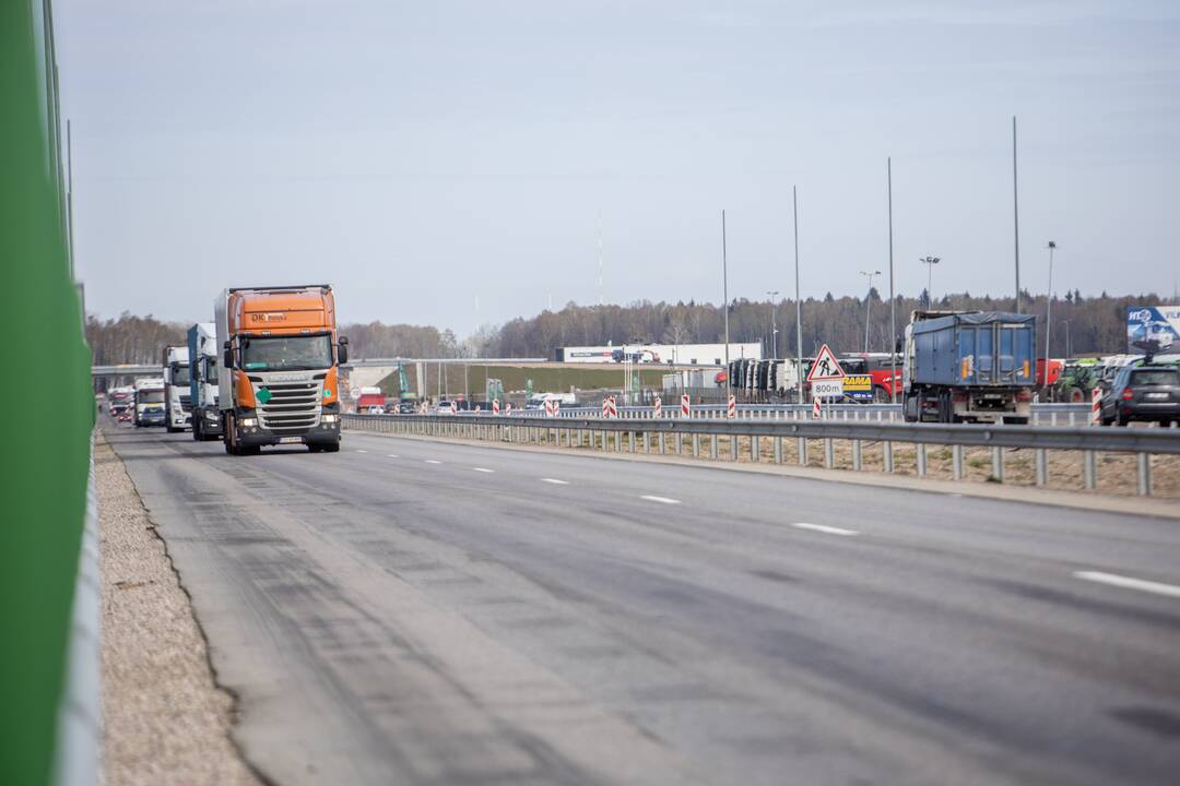 Nesaugu: išvažiuojant iš Giraitės nėra greitėjimo juostos.