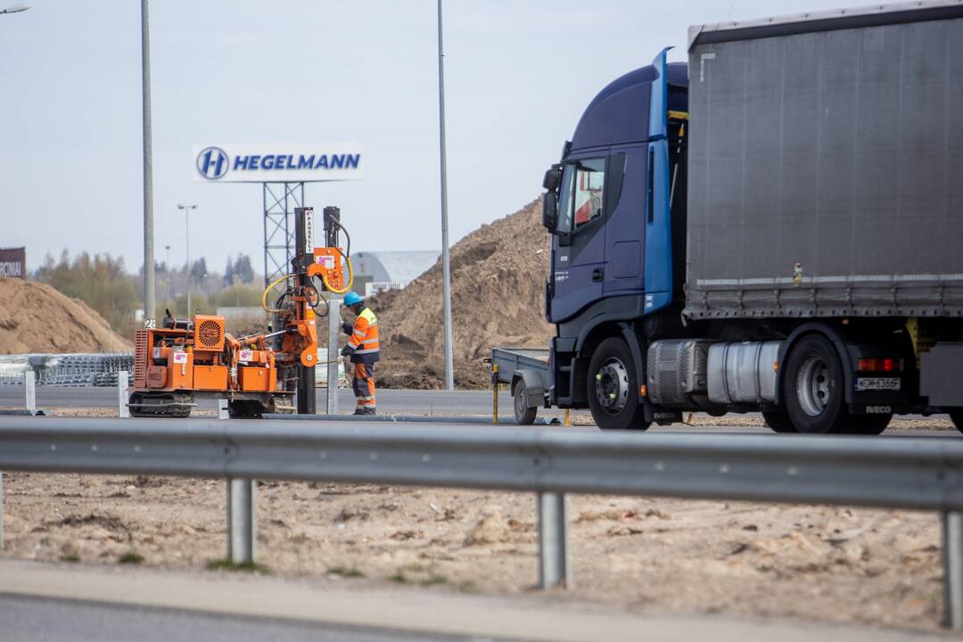 Nesaugu: išvažiuojant iš Giraitės nėra greitėjimo juostos.