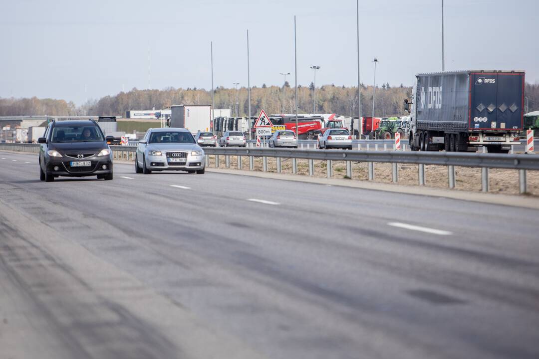 Nesaugu: išvažiuojant iš Giraitės nėra greitėjimo juostos.
