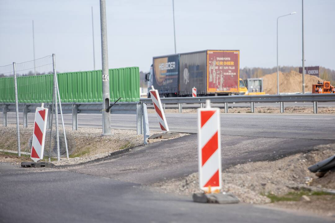 Nesaugu: išvažiuojant iš Giraitės nėra greitėjimo juostos.