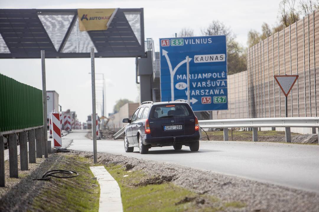 Nesaugu: išvažiuojant iš Giraitės nėra greitėjimo juostos.