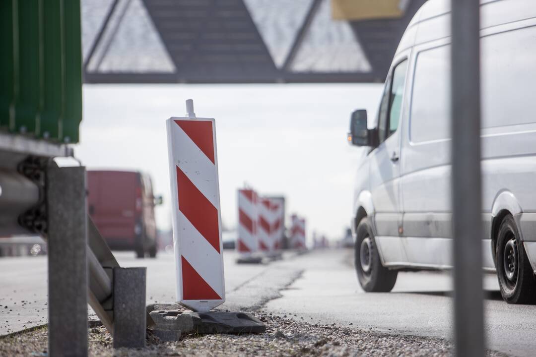 Nesaugu: išvažiuojant iš Giraitės nėra greitėjimo juostos.