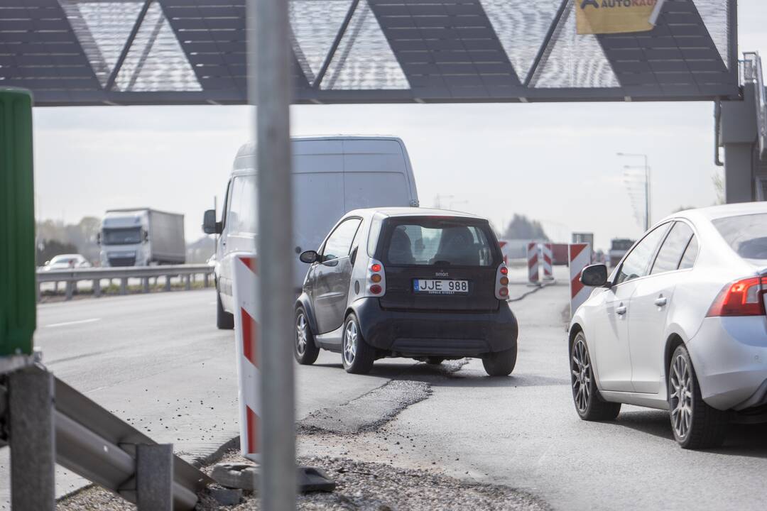 Nesaugu: išvažiuojant iš Giraitės nėra greitėjimo juostos.