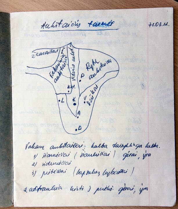 Simboliška: R.Kalantos gitara, kuria jis mokėsi groti, nuo šiandien eksponuojama parodoje Centrinio pašto rūmuose.