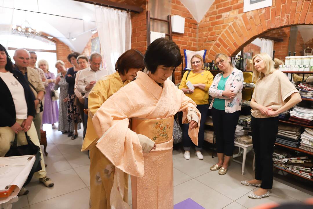 Užtrunka: apsirengti kimono – nemenkas iššūkis.