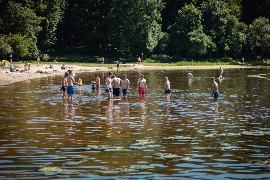 Erdvės: ieškodami gaivesnių vietų, dalis kauniečių savaitgalį rinkosi į paplūdimius. 