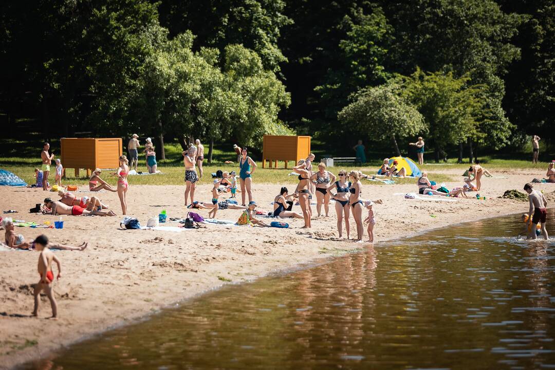 Erdvės: ieškodami gaivesnių vietų, dalis kauniečių savaitgalį rinkosi į paplūdimius. 