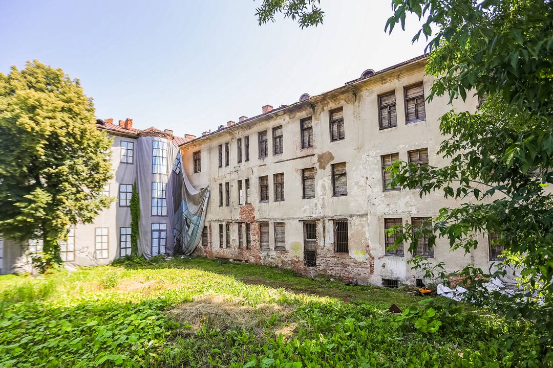 Darbai: šiuo metu atliekami darbai, kad pastatas nekeltų pavojaus aplinkiniams.